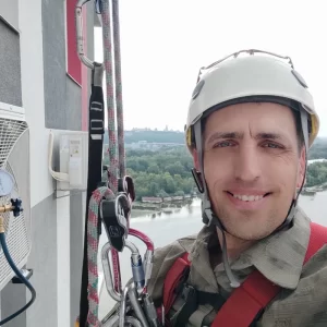 Сервіс кондиціонера з альпіністом